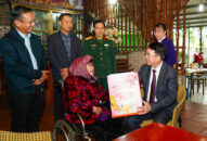 Phó Chủ tịch UBND thành phố Lê Khắc Nam thăm tặng quà các Bà mẹ Việt Nam anh hùng và trao Thiệp mừng thọ công dân 100 tuổi