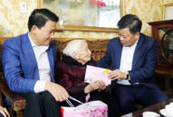 Trưởng Ban Quản lý Khu Kinh tế Hải Phòng thăm, tặng quà các cá nhân tiêu biểu trên địa bàn huyện An Lão nhân dịp Tết Nguyên đán Quý Mão năm 2023