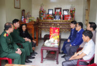 Chỉ huy Trưởng Bộ Chỉ huy Quân sự thành phố thăm, tặng quà các gia đình chính sách, người có hoàn cảnh khó khăn nhân dịp Tết cổ truyền