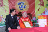 Phó Chủ tịch UBND thành phố Lê Khắc Nam thăm, tặng quà gia đình chính sách và trao Thiệp mừng thọ công dân 100 tuổi tại huyện An Dương và quận Dương Kinh