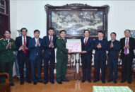 Chủ tịch HĐND thành phố thăm, tặng quà, chúc Tết một số đơn vị trên địa bàn huyện Thủy Nguyên làm nhiệm vụ trong đêm Giao thừa