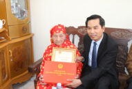 Chủ tịch Ủy ban MTTQ Việt Nam thành phố trao thiếp mừng thọ của Chủ tịch nước cho công dân 100 tuổi trên địa bàn huyện An Lão