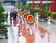 Đoàn Đại biểu lãnh đạo thành phố dâng hương tưởng niệm các Anh hùng liệt sỹ và đồng chí Nguyễn Đức Cảnh