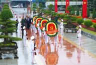 Đoàn Đại biểu lãnh đạo thành phố dâng hương tưởng niệm các Anh hùng liệt sỹ và đồng chí Nguyễn Đức Cảnh