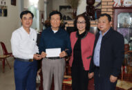 Lãnh đạo quận Hồng Bàng thăm, động viên một số hộ tiểu thương là gia đình chính sách bị thiệt hại sau vụ cháy chợ Tam Bạc