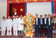 Phó Bí thư Thường trực Thành ủy thăm, tặng quà, chúc mừng tập thể, cá nhân nhân dịp Kỷ niệm 68 năm Ngày Thầy thuốc Việt Nam