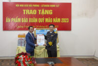Hội Nhà báo Hải Phòng trao tặng Ấn phẩm báo Xuân Quý Mão 2023 tại Lữ đoàn 147 Quân chủng Hải quân
