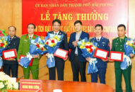 Tặng thưởng các tập thể có thành tích xuất sắc trong việc bắt giữ 02 container ngà voi nhập lậu qua Cảng cửa ngõ quốc tế Hải Phòng