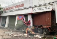 Bị nổ lốp, xe container chui tọt vào cửa hàng xe máy