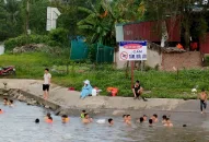 Bất chấp biển cấm, nhiều người vô tư bơi ở cống Mỹ Khê