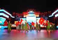 Đoàn Nghi lễ Công an nhân dân biểu diễn chương trình nhạc kèn diễu hành tại đường phố Hải Phòng