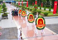 Lãnh đạo thành phố dâng hương tưởng niệm các Anh hùng liệt sỹ và đồng chí Nguyễn Đức Cảnh