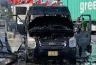 Ôtô 16 chỗ cháy rụi trên đường phố Hải Phòng