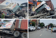 Xe container đâm vào lan can cầu vượt và mắc lại thành cầu