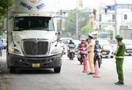 Xử lý 127 xe ôtô đầu kéo vi phạm quy tắc giao thông đường bộ