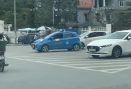 Nhiều xe ô tô đỗ sai quy định tại “vạch xương cá” ở Núi Đèo (Thủy Nguyên)