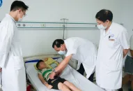 Phẫu thuật gắp dị vật thành công cho bệnh nhi nhập viện do đau ruột thừa, bất ngờ phát hiện thủng ruột do dị vật