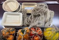 Từ bẹ chuối, bẹ cau… thành túi, khay đựng thực phẩm