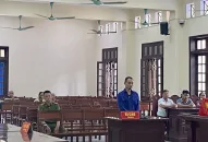 Nghịch tử dùng gạch ném liên tiếp vào mẹ