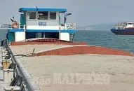 Tạm giữ phương tiện chở khoảng 700m³ cát không rõ nguồn gốc trên vùng biển Hải Phòng-Quảng Ninh