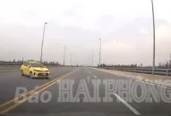 Lập biên bản vi phạm lái xe ô tô quay đầu trên cầu Tân Vũ-Lạch Huyện