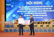 Ban Quản lý Khu kinh tế Hải Phòng trao, tặng máy tính phục vụ công tác dạy, học và chuyển đổi số cho quận Kiến An