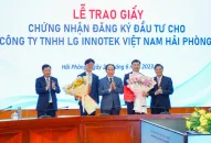 Trao Giấy chứng nhận đăng ký đầu tư điều chỉnh tăng vốn cho Công ty TNHH LG Innotek Việt Nam Hải Phòng