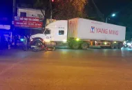 Xe máy kẹp 3 va chạm với xe tải ở Hải Phòng, 5 người bị thương