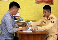 Tạm giữ giấy phép lái xe của người điều khiển xe ô tô chở vật liệu xây dựng để rơi vãi và không có mui trên tuyến đường Nguyễn Công Hòa (quận Lê Chân)