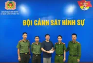 Công an quận Ngô Quyền trao trả tài sản bị cướp giật cho người nước ngoài