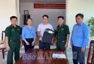 Trao trả 35 triệu đồng, 1 máy tính xách tay và giấy tờ cho khách du lịch