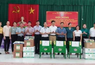 Bàn giao vật tư hỗ trợ xây dựng mô hình xử lý rác thải, bảo vệ môi trường cho các hộ Hội viên nông dân