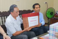 Chủ tịch Uỷ ban MTTQ Việt Nam thành phố Cao Xuân Liên thăm, tặng quà một số gia đình người có công trên địa bàn quận Hải An