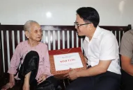 Trưởng Ban Dân vận Thành ủy thăm, tặng quà gia đình có công trên địa bàn quận Kiến An nhân dịp Kỷ niệm 76 năm Ngày Thương binh, liệt sỹ