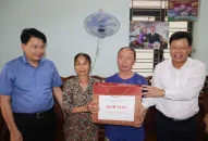 Trưởng Ban Quản lý Khu Kinh tế Hải Phòng thăm, tặng quà gia đình người có công trên địa bàn huyện An Lão