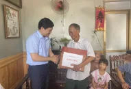 Phó Chủ tịch UBND thành phố Hoàng Minh Cường thăm, tặng quà các gia đình chính sách tại huyện Tiên Lãng