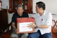 Trưởng Ban Nội chính Thành ủy thăm, tặng quà người có công trên địa bàn huyện Kiến Thụy