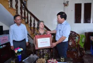 Phó Chủ tịch UBND thành phố Nguyễn Đức Thọ thăm, tặng quà các gia đình chính sách huyện Thủy Nguyên