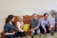 Đoàn đại biểu Quốc hội thành phố thăm, tặng quà gia đình chính sách quận Dương Kinh, huyện An Lão