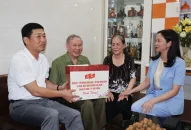 Giám đốc Công an thành phố thăm, tặng quà gia đình chính sách trên địa bàn quận Lê Chân nhân dịp kỷ niệm 76 năm Ngày thương binh, liệt sỹ