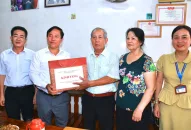 Bí thư Quận ủy Hồng Bàng thăm, tặng quà các cá nhân, người có công nhân dịp kỷ niệm 76 năm Ngày thương binh, liệt sỹ