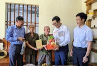 Lãnh đạo ngành Giáo dục và Đào tạo thành phố thăm, tặng quà tri ân Nhà giáo thương binh và thân nhân gia đình Nhà giáo liệt sỹ