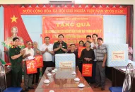 Chỉ huy Trưởng Bộ Chỉ huy Quân sự thành phố trao tặng quà tri ân gia đình chính sách, người có công tại huyện Tiên Lãng