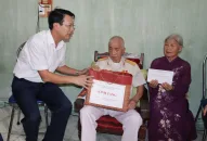 Phó Chủ tịch HĐND thành phố thăm, tặng quà các cá nhân, gia đình người có công trên địa bàn quận Kiến An