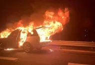 Xe Range Rover bốc cháy, 3 người may mắn thoát nạn