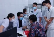 Người bệnh 79 tuổi bị viêm bờ mi, khô mắt nặng được bác sĩ Bệnh viện Mắt Trung ương khám hội chẩn tại Bệnh viện mắt Hải Phòng