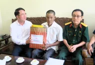 Phó Chủ tịch UBND thành phố Lê Khắc Nam thăm tặng quà các nạn nhân chất độc da cam Dioxin
