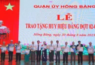Quận ủy Hồng Bàng trao tặng Huy hiệu Đảng đợt 02/9/2023 cho 151 đảng viên