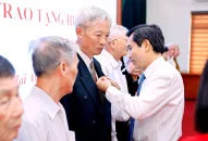 Quận ủy Hải An trao tặng Huy hiệu Đảng đợt 02/9/2023 cho các đảng viên lão thành