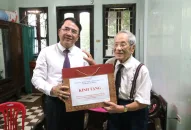 Phó Chủ tịch UBND thành phố Lê Khắc Nam thăm tặng quà gia đình người có công với cách mạng